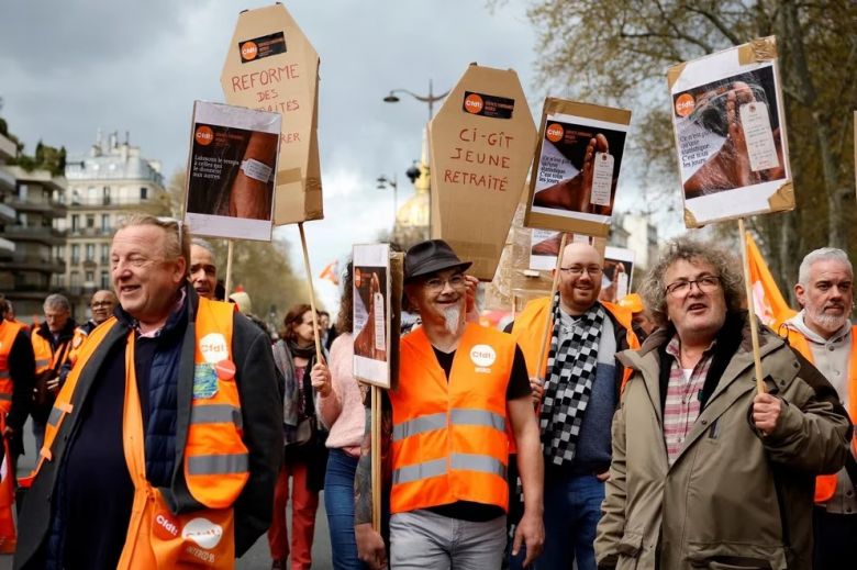 Francia vive las últimas protestas antes de una decisión clave sobre la reforma de pensiones de Macron