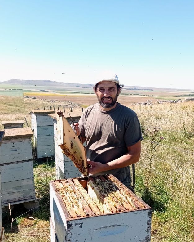 Dejó la informática para innovar en la producción de miel