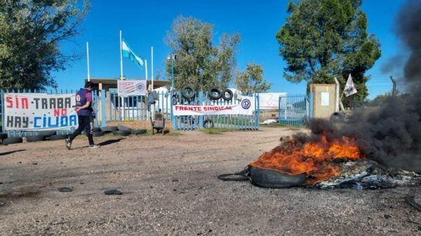 Manifestacion de los trabajadores de la ex planta de cerámica San Lorenzo.