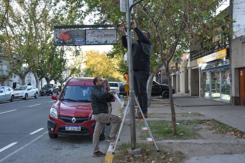 Limpieza y reciclaje: Retiran la cartelería electoral de la vía pública