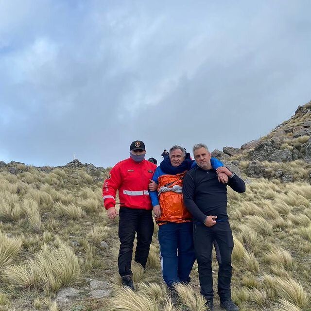 Integrantes del equipo " La Cumbre Trekking" rescataron a un turista Cordobés del cerro El Mogote 