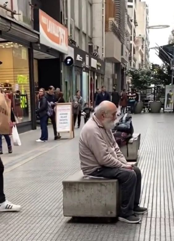 Era traductor de inglés, tuvo un ACV y ahora vive en la calle: la historia de Isidoro que conmovió en TikTok 