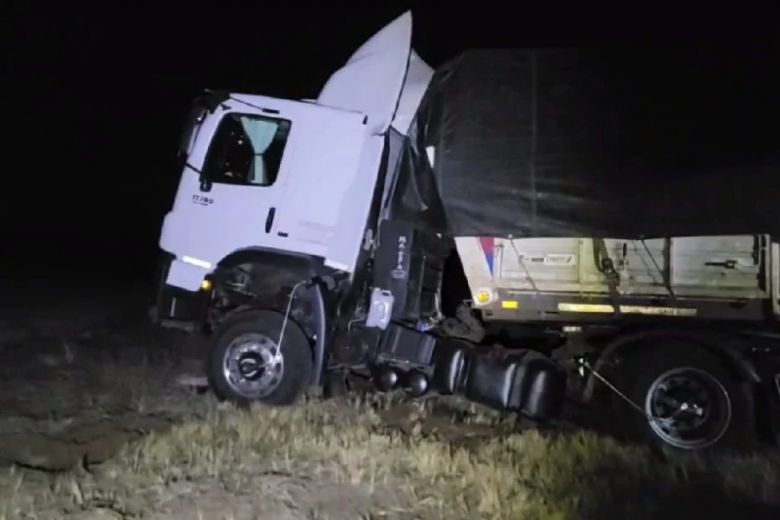 Un camionero se quedó dormido y terminó en la banquina