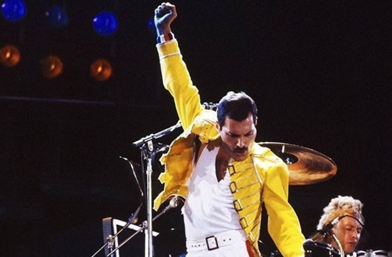 Miles de objetos de Freddie Mercury serán expuestos en una réplica de su casa antes de ser subastados