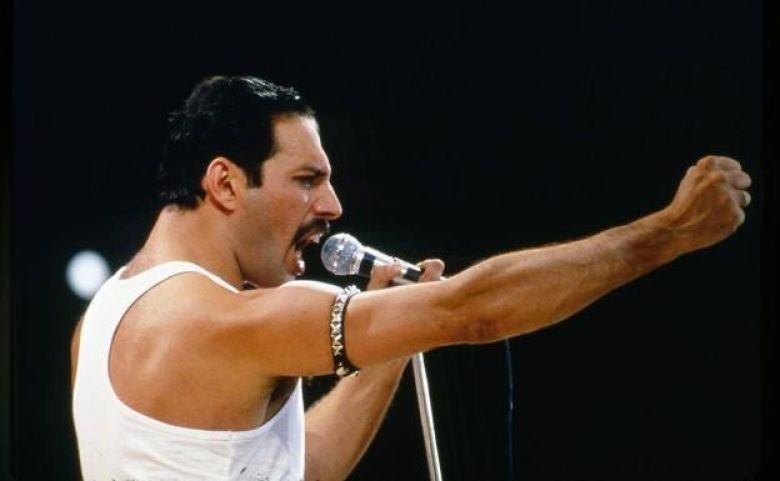 Miles de objetos de Freddie Mercury serán expuestos en una réplica de su casa antes de ser subastados