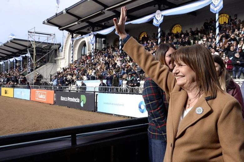 "Un desastre": Bullrich tuvo problemas al utilizar el voto electrónico