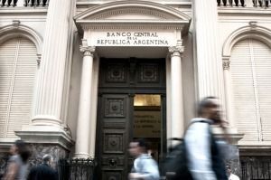 Banco Central fija el dólar oficial a $350 hasta las elecciones