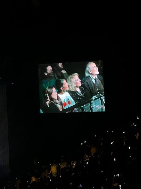 Mirtha Legrand fue ovacionada en el show de Luis Miguel: el cantante bajó por primera vez del escenario y la saludó
