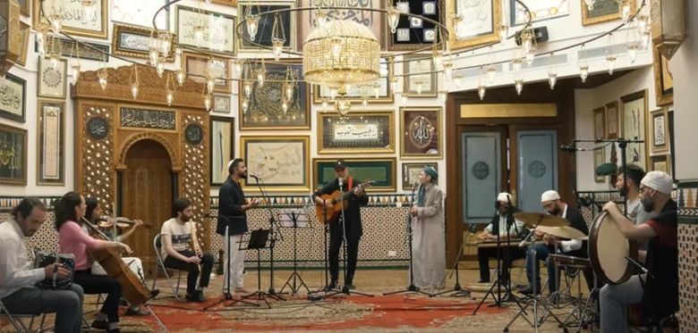 León Gieco grabó una versión de “Solo le pido a Dios” dentro de un mezquita por la paz en Medio Oriente 