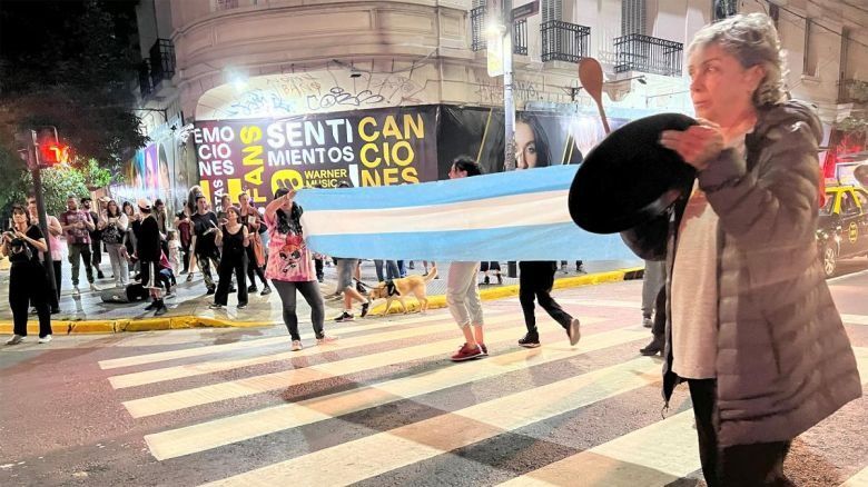 Masiva convocatoria en Plaza Congreso en rechazo al DNU del gobierno de Milei 