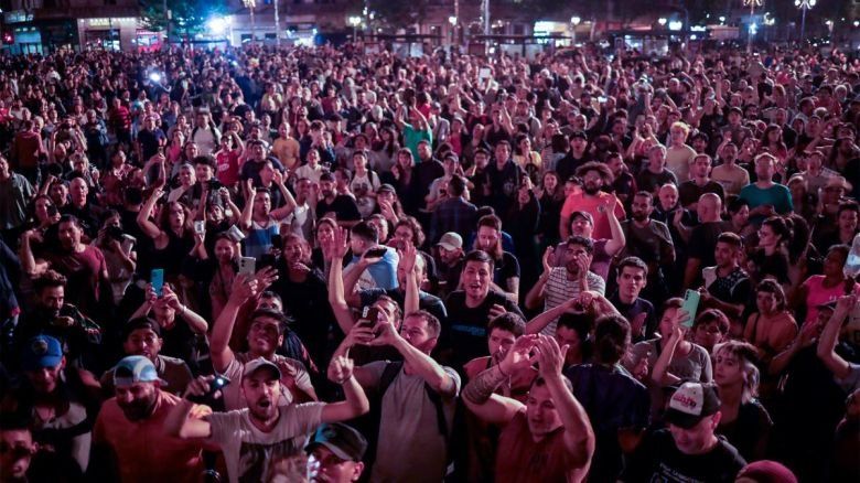 Masiva convocatoria en Plaza Congreso en rechazo al DNU del gobierno de Milei 