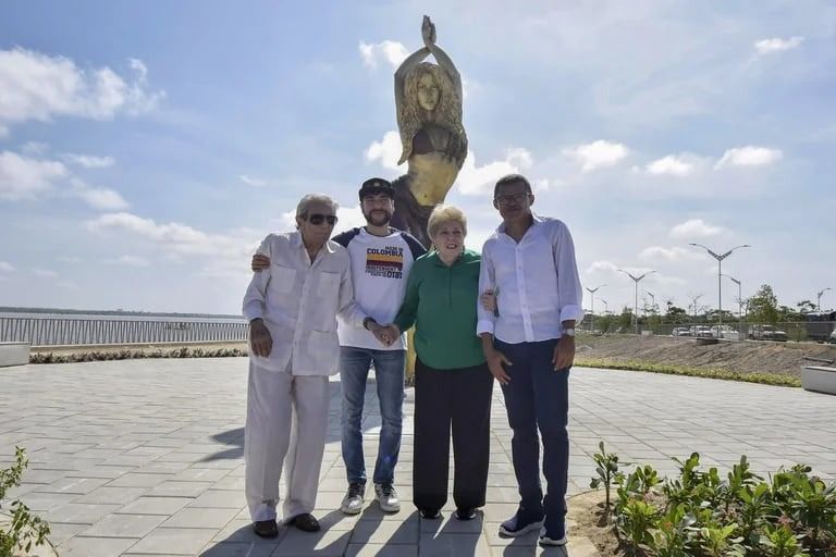 Shakira se emocionó con la estatua de más de 6 metros que le hicieron en su honor en Colombia  