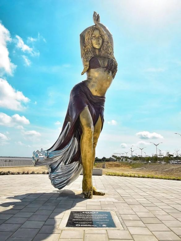 Shakira se emocionó con la estatua de más de 6 metros que le hicieron en su honor en Colombia  