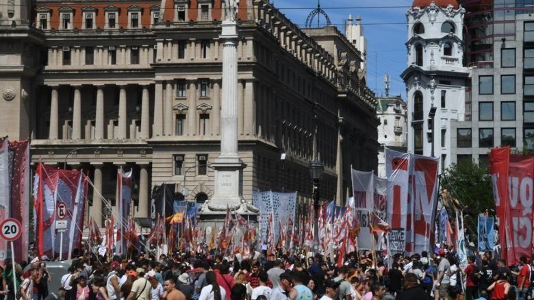 La CGT y organizaciones sociales protestaron en Tribunales contra el DNU de Milei 