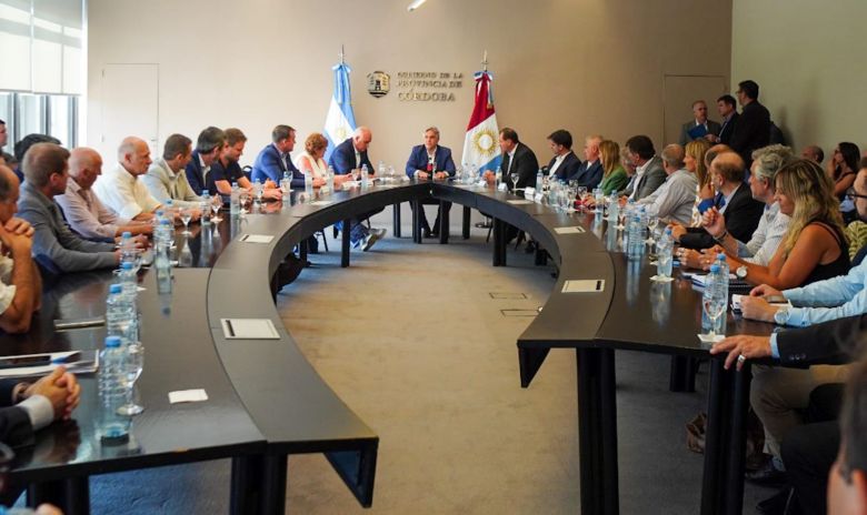 Martin Llaryora preside una reunión con el ministro de Producción Pedro Dellarossa