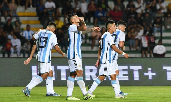 Argentina apabulló a Chile y se metió en la fase final