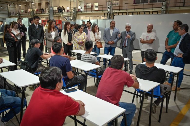 El Gobernador visitó la UPrO, que ya está con las clases a pleno
