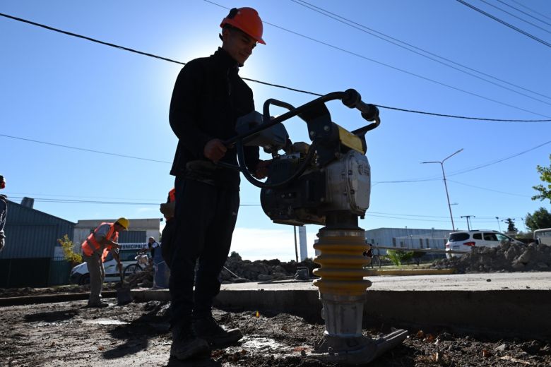 Poggi recorrió una obra de pavimentación