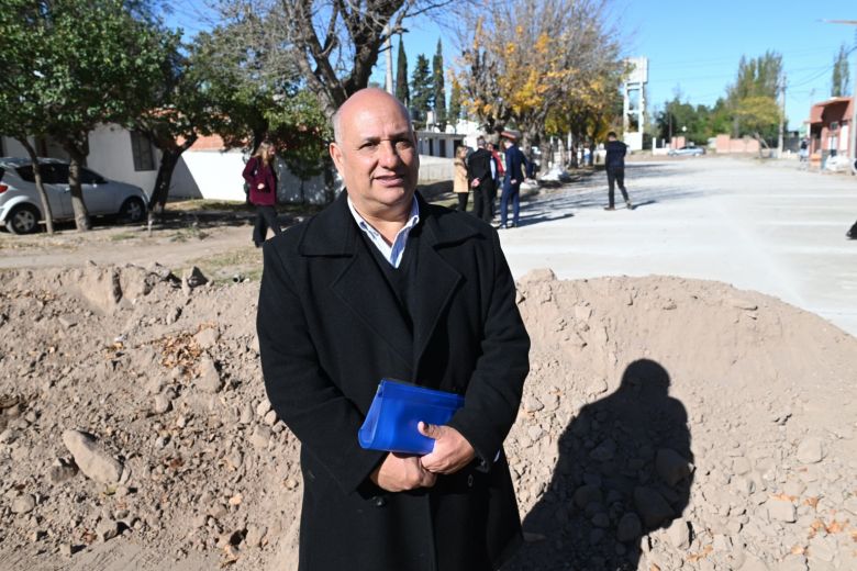 Poggi recorrió una obra de pavimentación