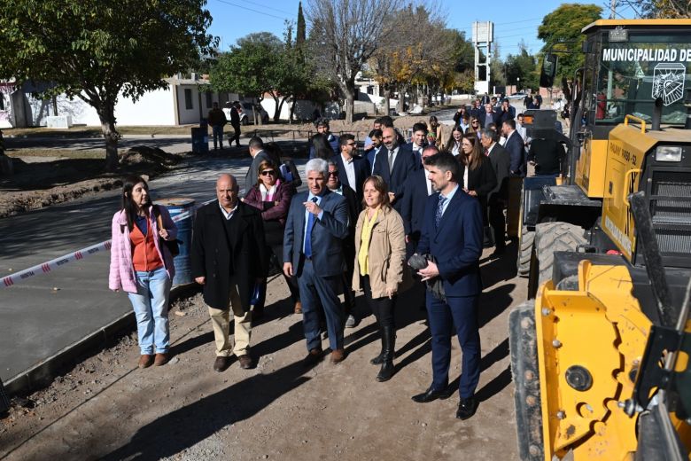 Poggi recorrió una obra de pavimentación