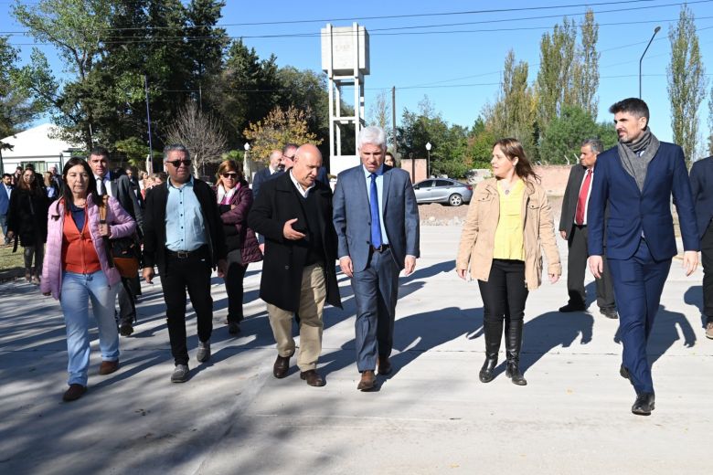 Poggi recorrió una obra de pavimentación