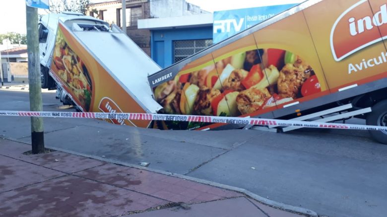 En Río Cuarto, el pavimento se tragó un camión con pollos
