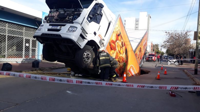 En Río Cuarto, el pavimento se tragó un camión con pollos