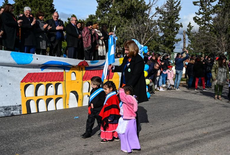 La comunidad del barrio AMEP conmemoró el 25 de Mayo con el jardín ‘Arrorró’