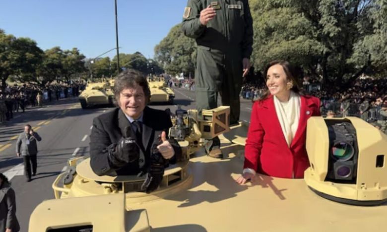 Javier Milei y Victoria Villarruel se subieron a un tanque de guerra del Ejército y desfilaron por el 9 de Julio