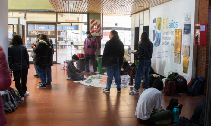 Continúa la toma del rectorado de la UNSL