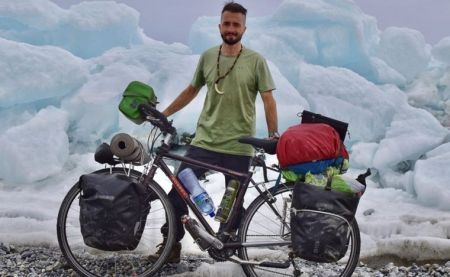 Murió Juani Betolli, el trotamundo cordobés que recorría África y Asia en bicicleta