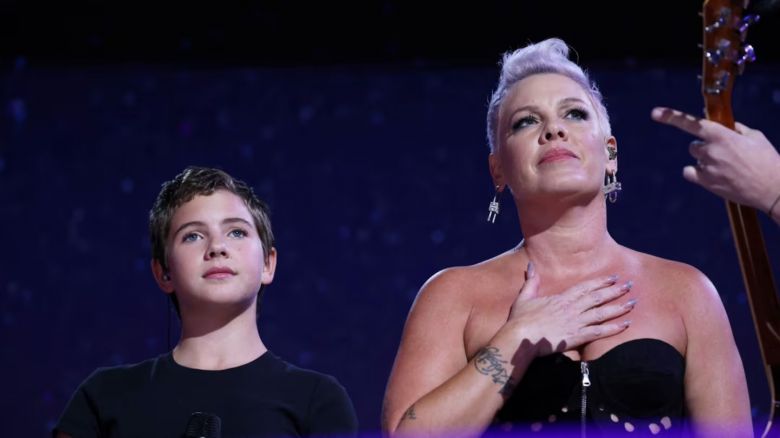 Pink cantó en el cierre de la Convención Nacional Demócrata acompañada de su hija