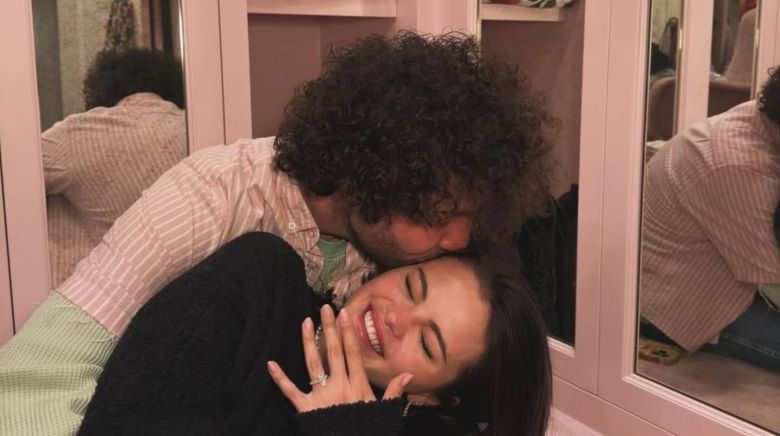 Selena Gómez anunció que se va a casar con el productor Benny Blanco y mostró el anillo de compromiso