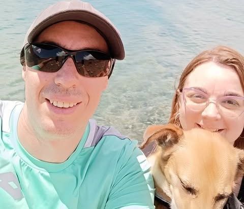 Una pareja riocuartense junto a su perro salieron a recorrer el mundo