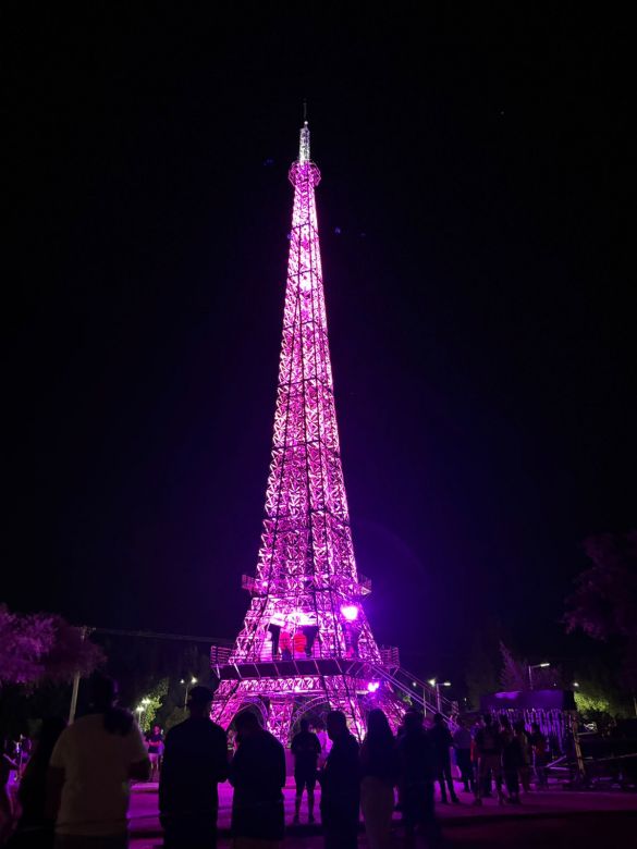 Parque Síquiman brilla con la réplica de la torre Eiffel 