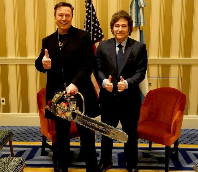 Javier Milei se encontró con Elon Musk en Washington y le regaló una motosierra