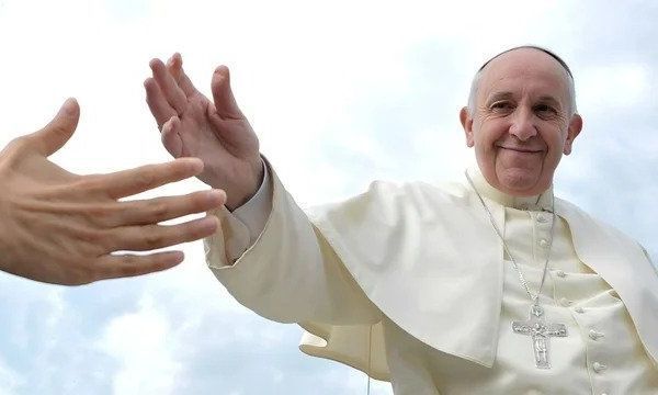 El papa Francisco pasó una noche tranquila y mantiene su buen estado de ánimo