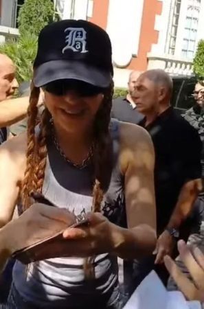 Shakira en Argentina: saludó a sus fans en la puerta del hotel, a pesar de la ola de calor