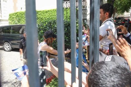 Shakira en Argentina: saludó a sus fans en la puerta del hotel, a pesar de la ola de calor