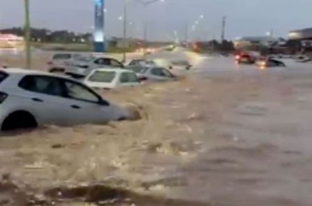 Furioso temporal en Bahía Blanca: suspendieron todas las actividades y hay decenas de familias evacuadas