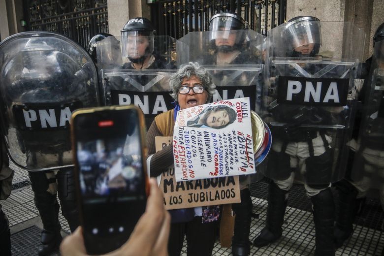 Represión en Congreso: "El rey esta desnudo y se ven todas las costuras"