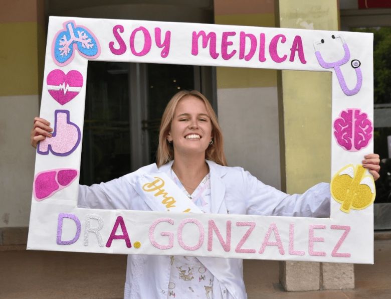 Milagros González se convirtió en la primera médica egresada de la Universidad Nacional de Villa Mercedes