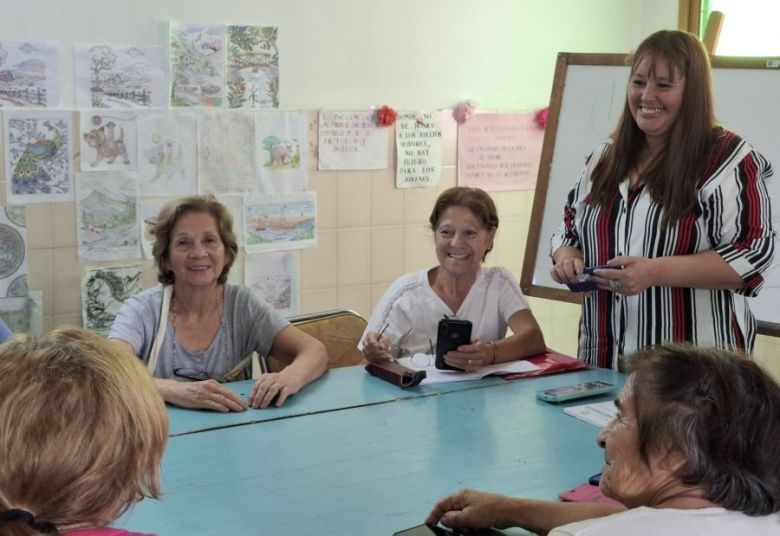 Brindan la posibilidad de familiarizarse con la tecnología a personas mayores