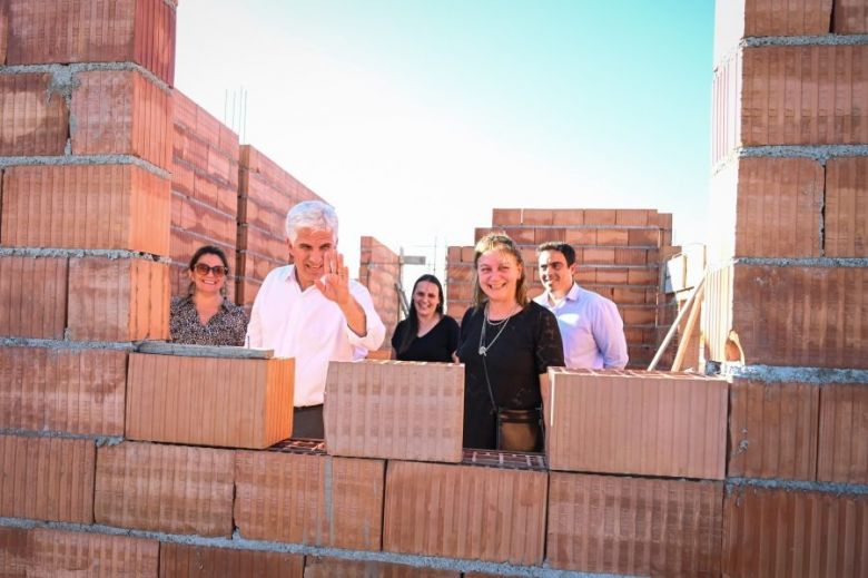 Junto a las familias de La Toma, el Gobernador inspeccionó el avance de las viviendas