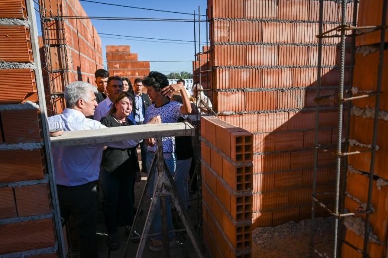 Junto a las familias de La Toma, el Gobernador inspeccionó el avance de las viviendas