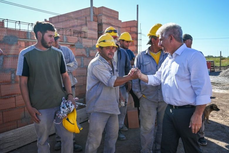 Junto a las familias de La Toma, el Gobernador inspeccionó el avance de las viviendas