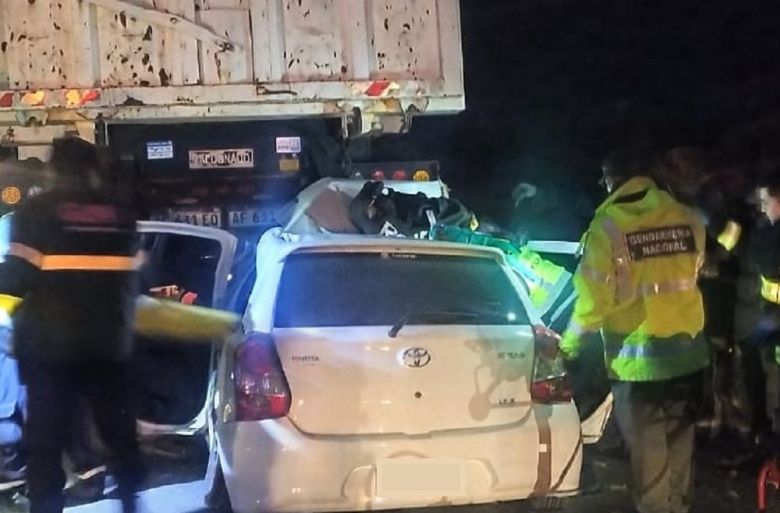 Dos muertos en un violento choque entre dos camiones y un auto en la ruta 7