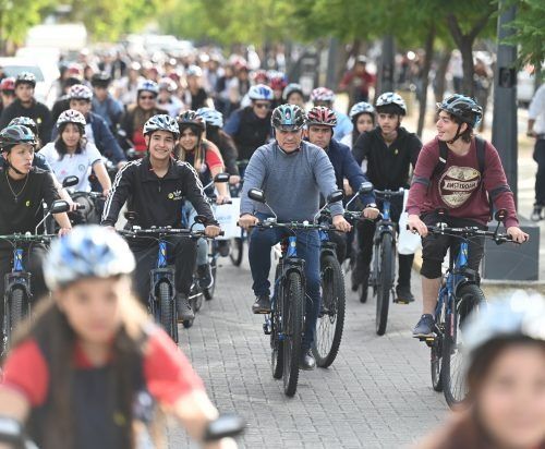 El Gobierno entregó bicicletas a más de 300 estudiantes de la capital