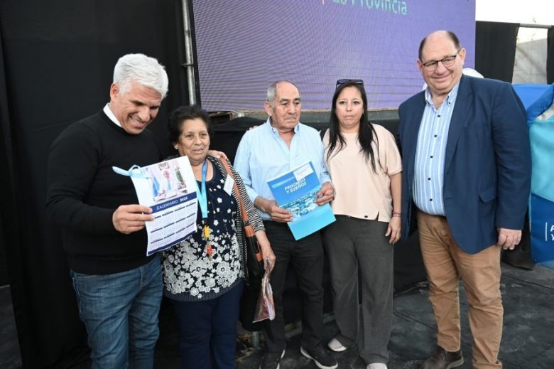 Compromiso cumplido: Poggi entregó casas a familias de El Trapiche