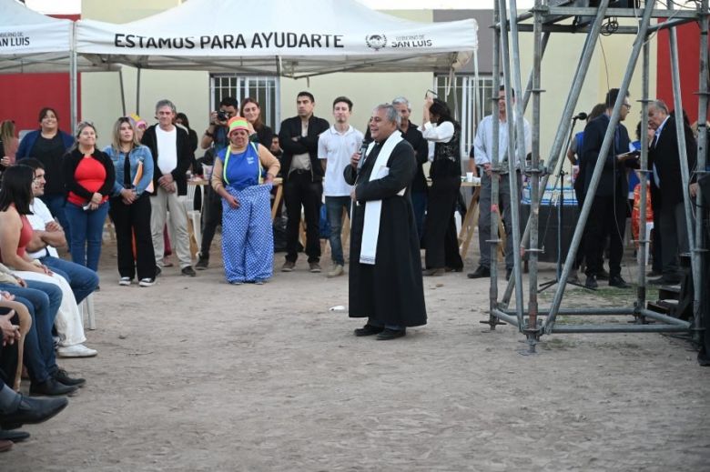Compromiso cumplido: Poggi entregó casas a familias de El Trapiche